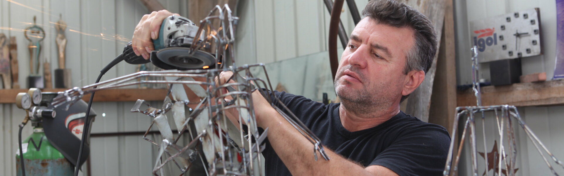 Живко Седларски сам заварява „дамите“ от метал