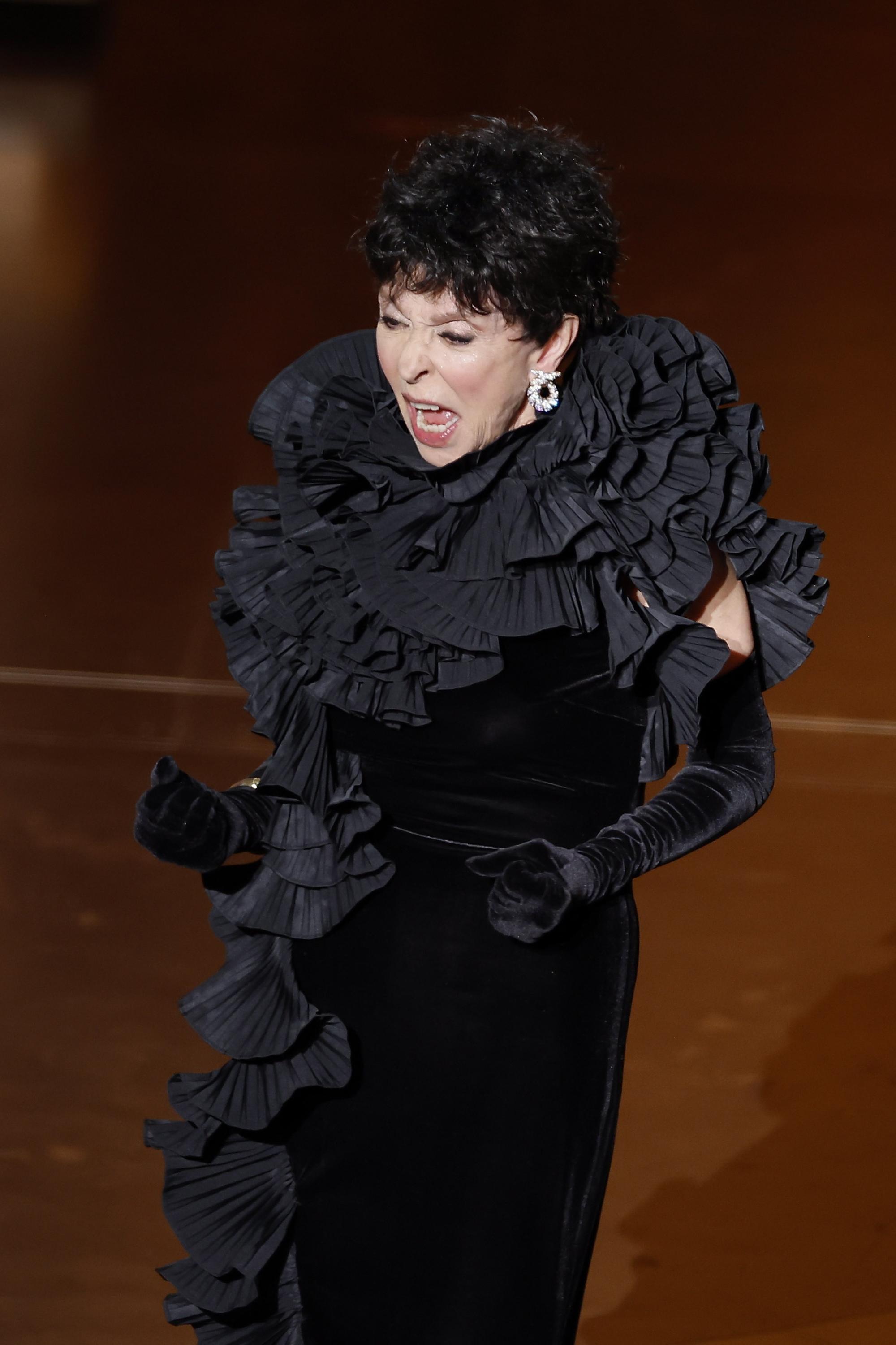 Водещата на „Оскарите“ Рита Морено излезе на сцената изцяло в черно
