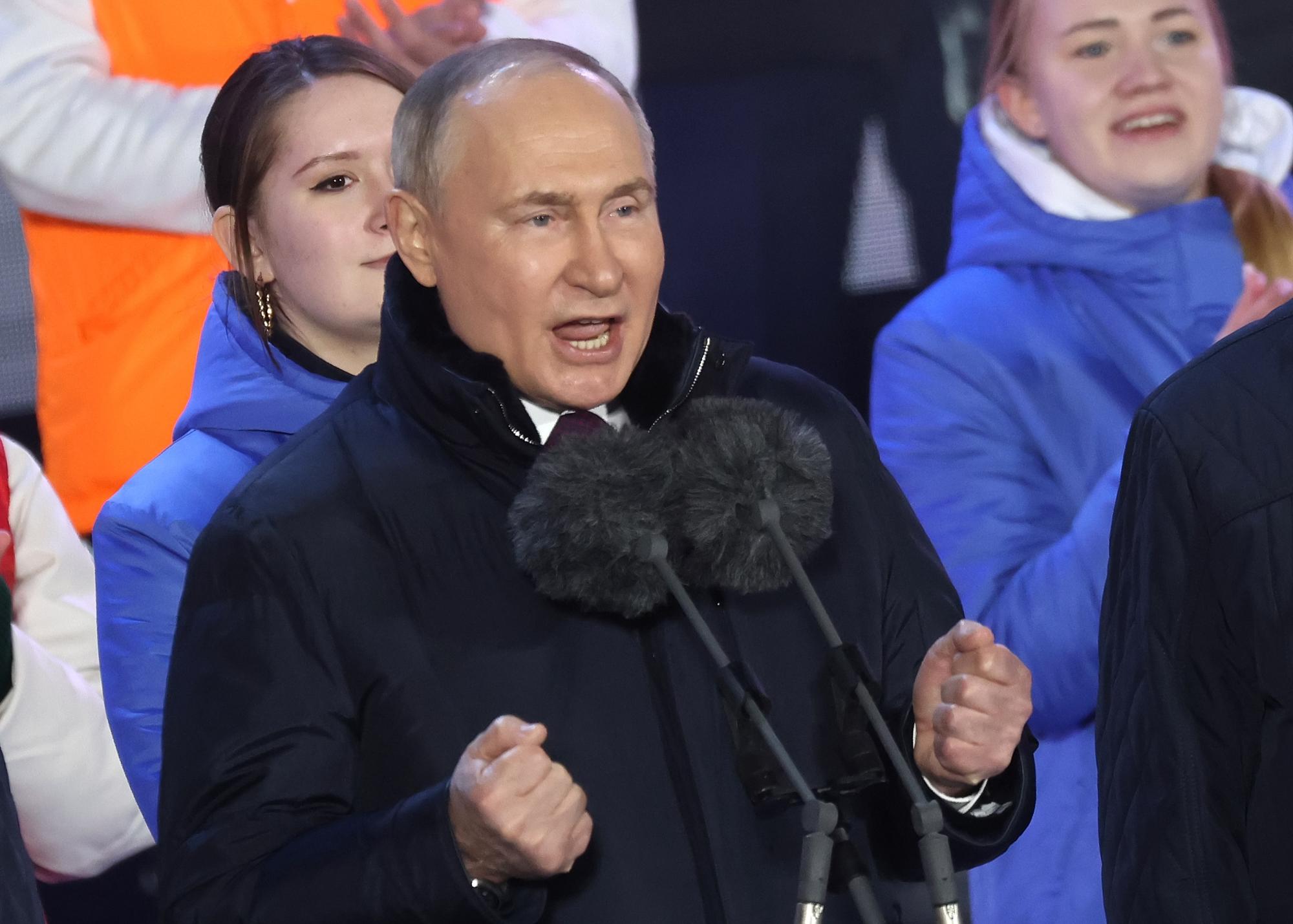 Без конкуренция Путин спечели пети мандат: Какво следва?
