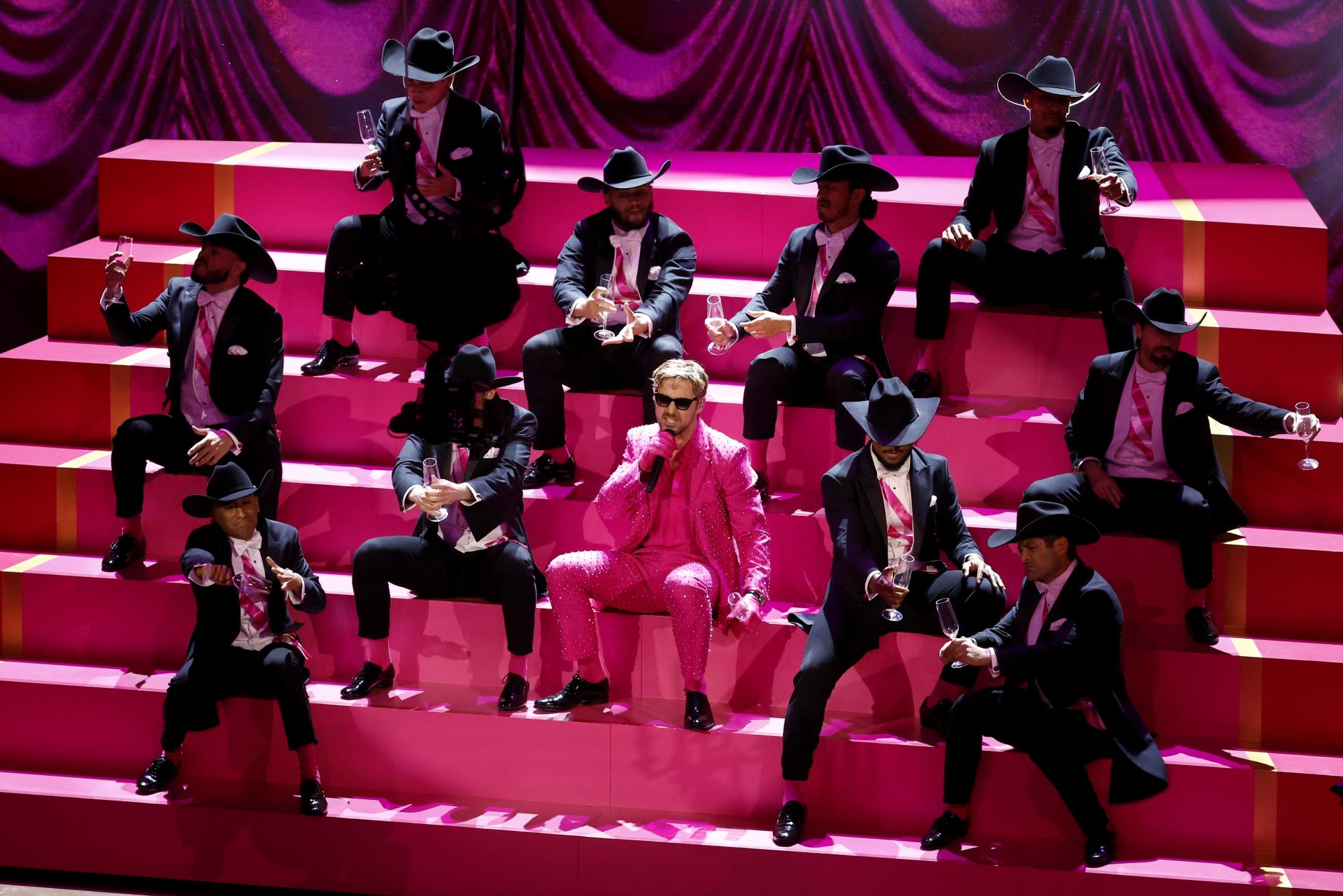 Райън Гослинг изпълнява песента I am Ken на церемонията по раздаване на наградите „Оскар“