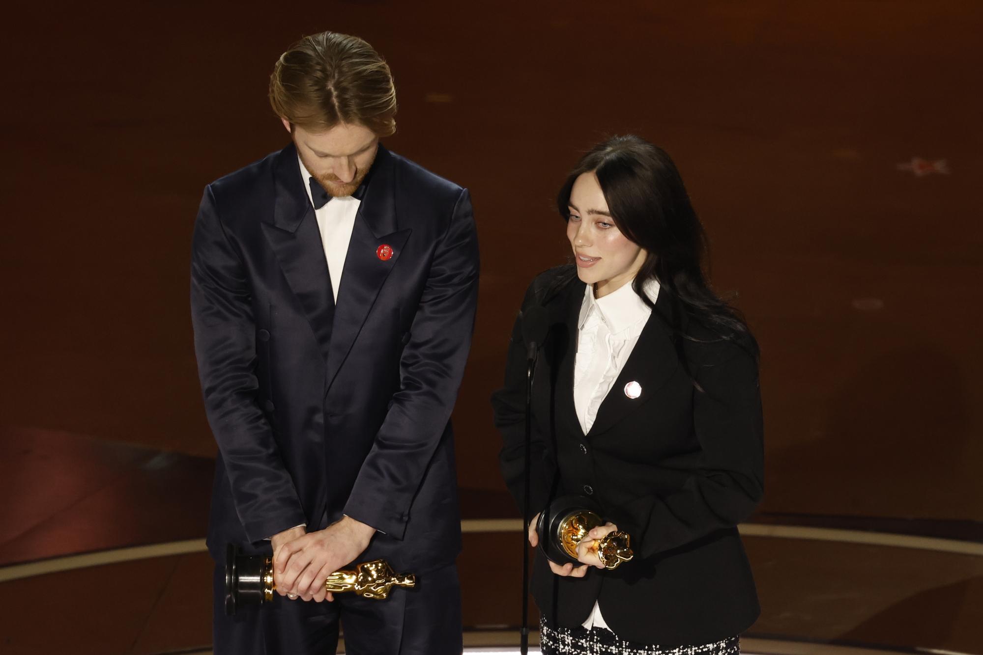 Били Айлиш и брат й Финиъс О'Конъл получиха статуетките си „Оскар“ със значки в подкрепа на незабавната деескалация на конфликта в Газа