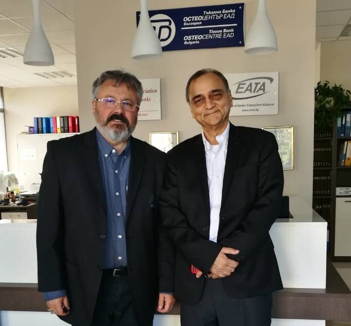 С проф. Салим Азиз, завеждащ клиниката по сърдечносъдова и гръдна хирургия на университета „Джордж Уошингтън“, САЩ, след семинар с български лекари