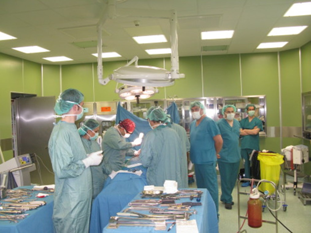 Операционните екипи за трансплантация по време на работа в операционните зали
