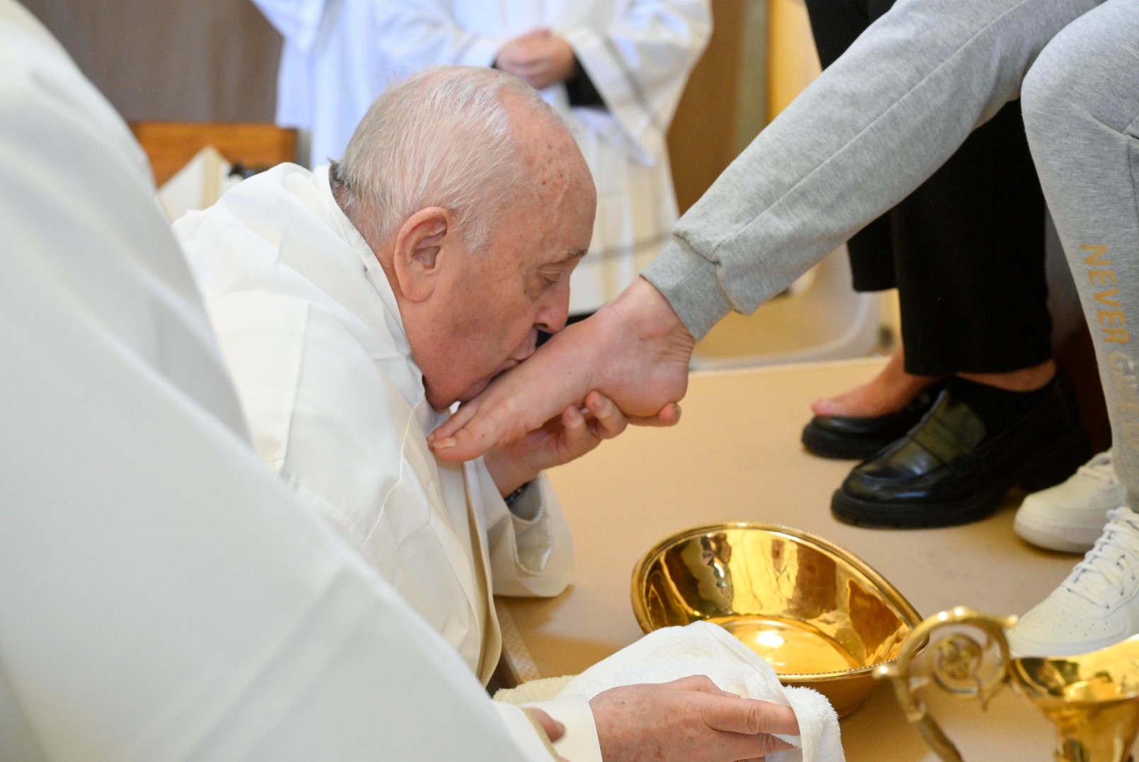 Папата изми краката на затворнички
