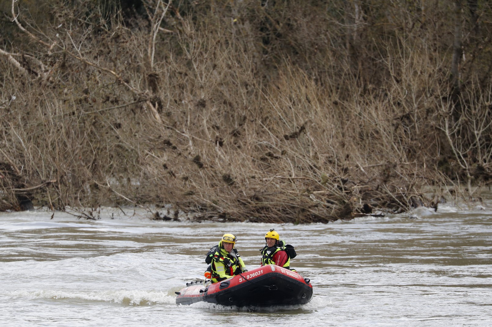 Спасители претърсват река Гардон за следи от изчезналите