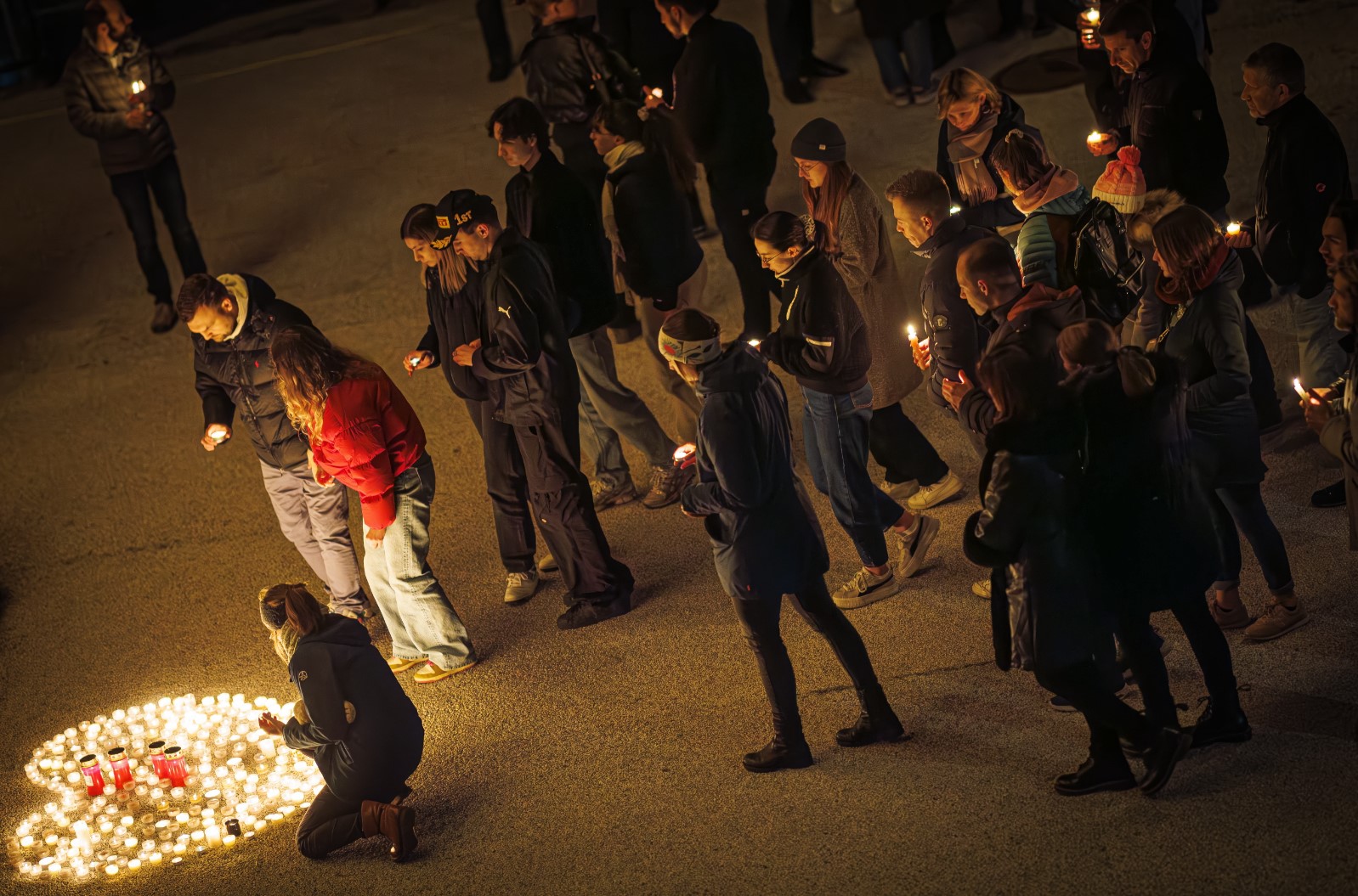 Бдение на свещи след намирането на телата на загиналите