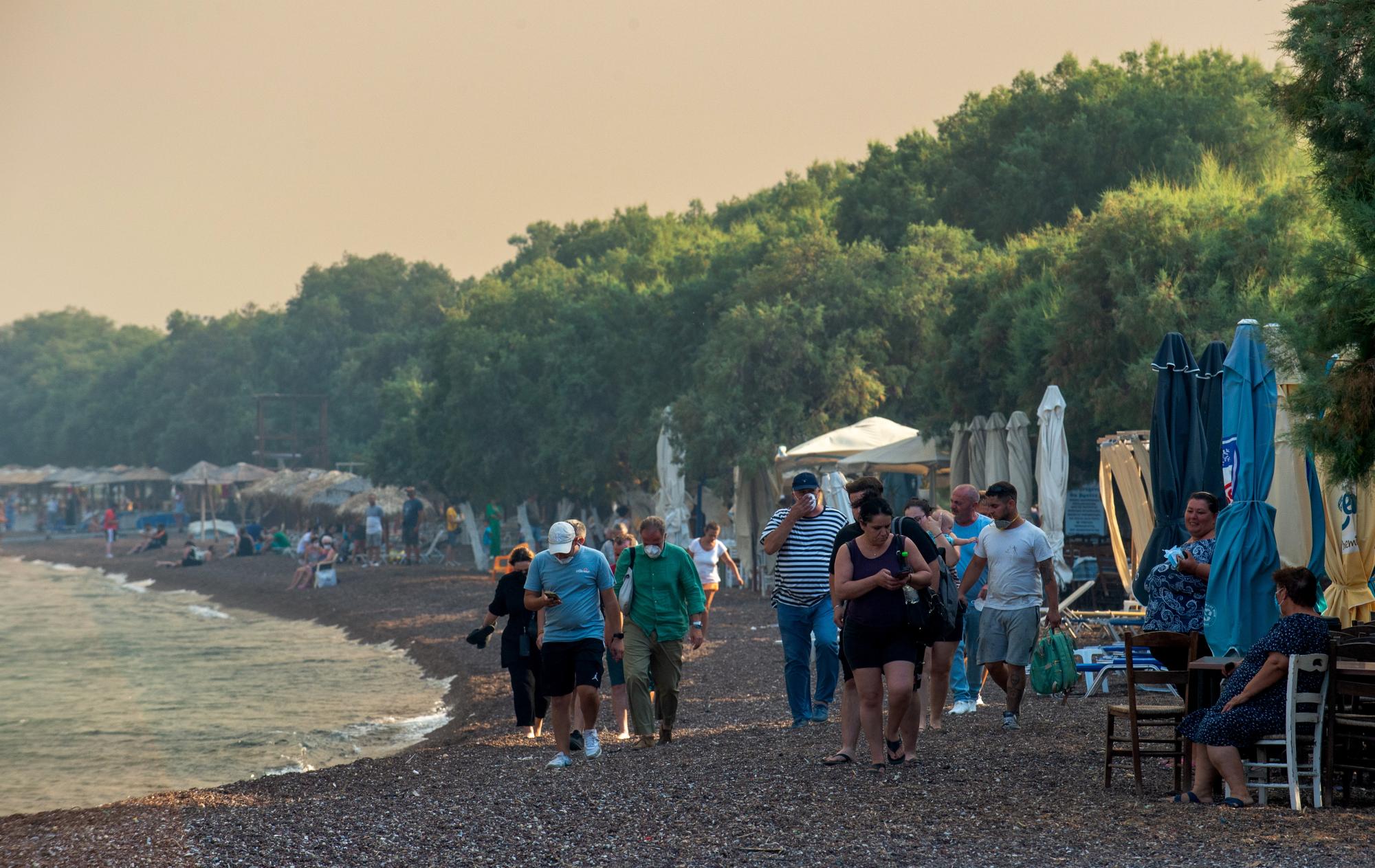 С нов закон: Без чадъри, шезлонги и музика на 200 плажа в Гърция