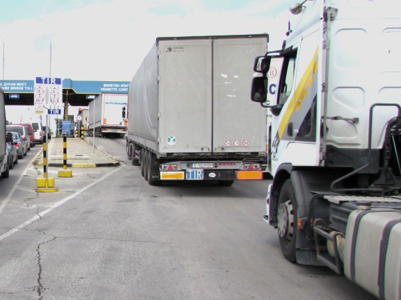 "За справяне с опашките от камиони": ЕП призова за сухопътен Шенген за България и Румъния