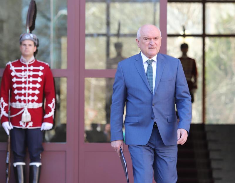 Параграф 22: Главчев не може да излезе в неплатен отпуск, без ...