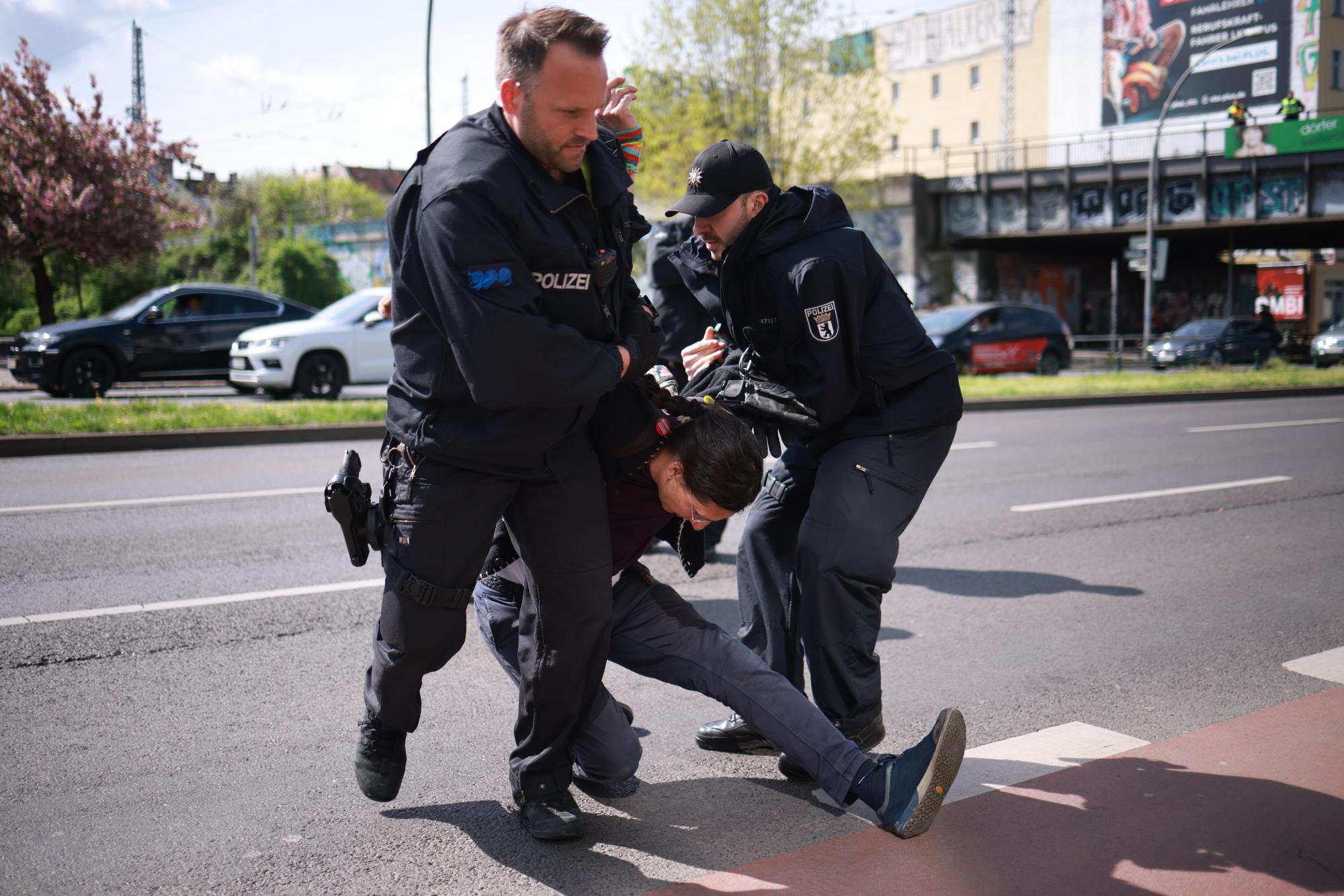 При акция с над 1000 полицаи: Разбиха група, вкарвала нелегално китайци в Германия