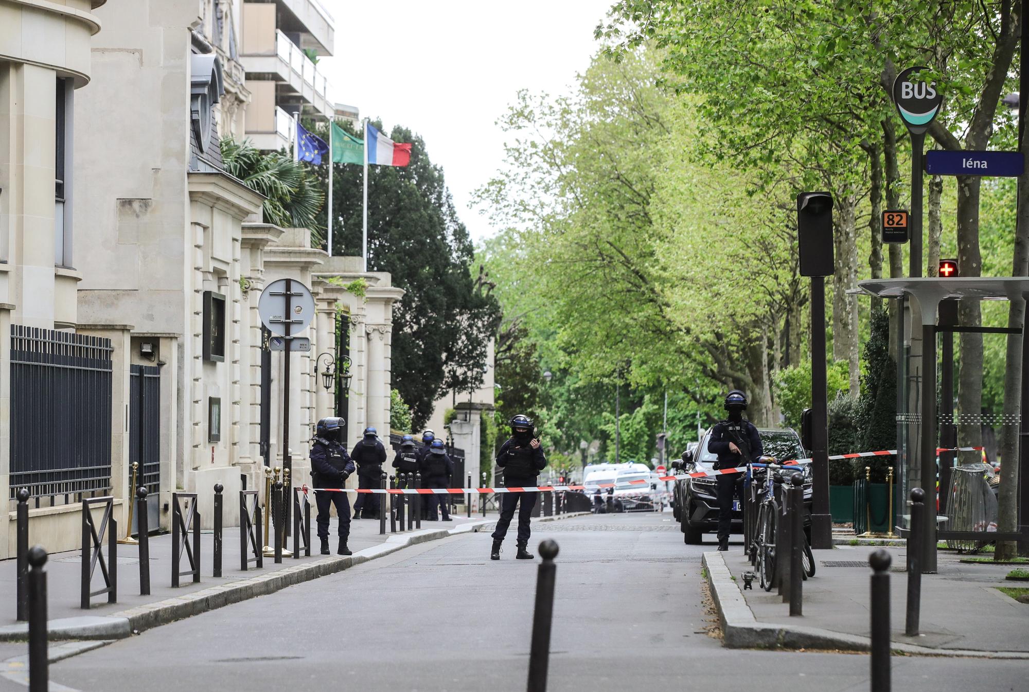 "Носеше граната, имаше жилетка с екплозиви": Мъж заплаши да се самовзриви в Париж, искал да отмъсти за брат си