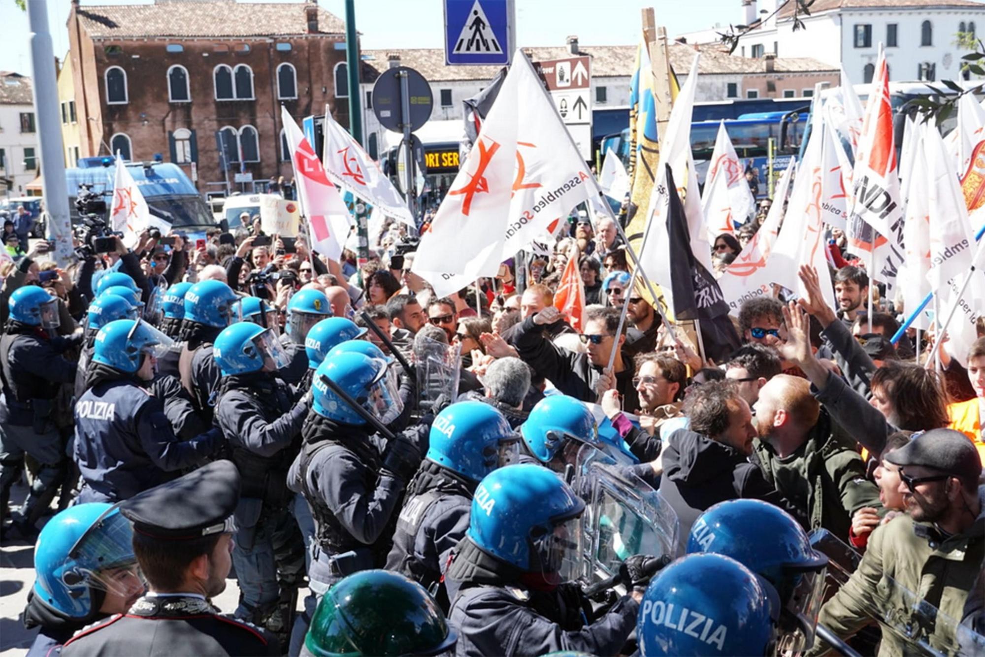 "Венеция си иска туристите": Сблъсъци с полицията, след като въведоха такса "вход" за посетителите