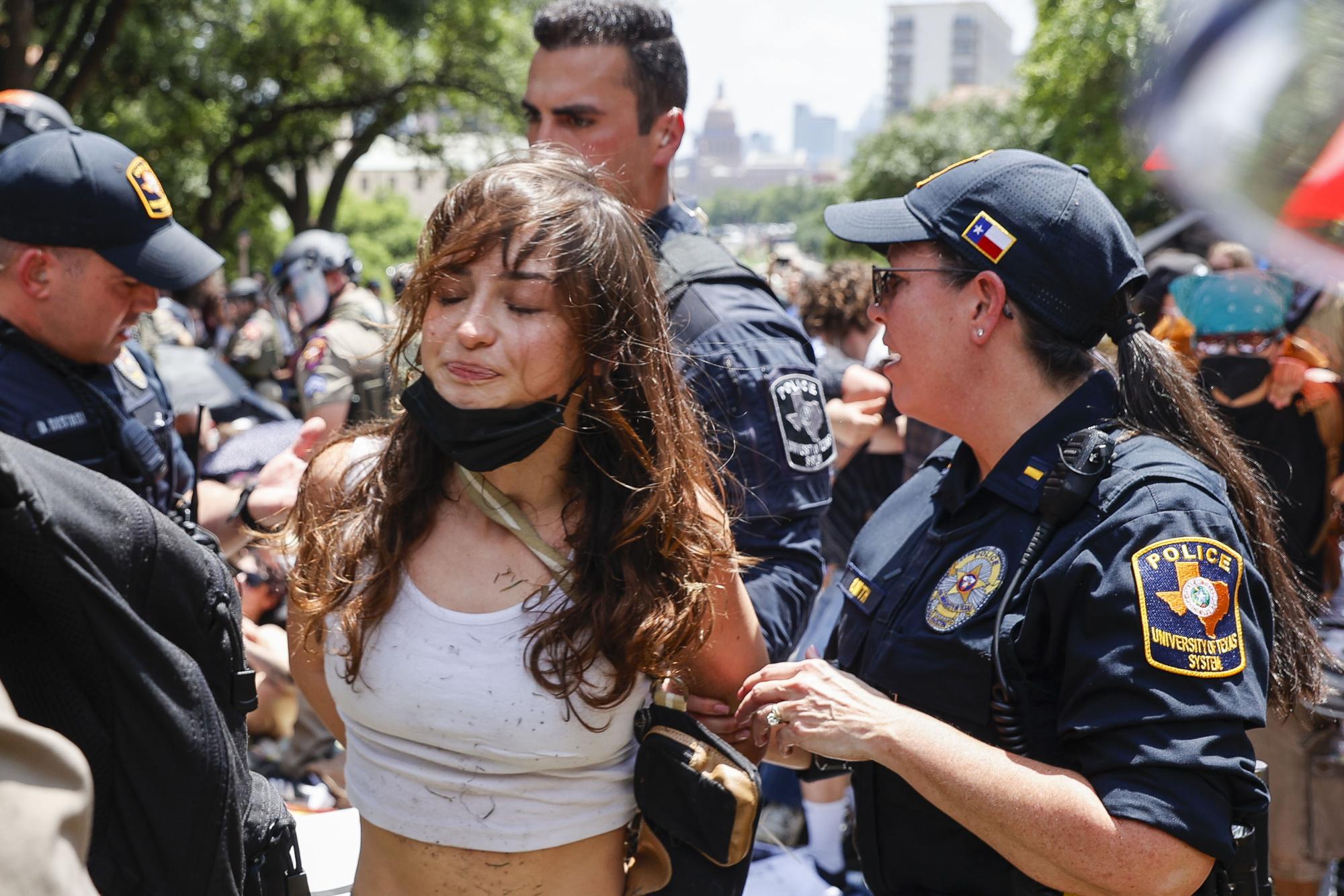 Протестиращи срещу войната студенти влязоха в сблъсъци с полицията в Тексас