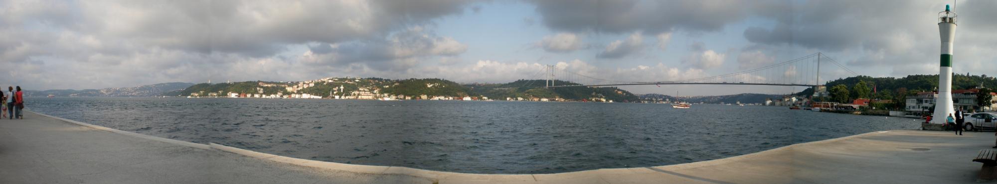 Босфорът с моста „Фатих Султан Мехмет“