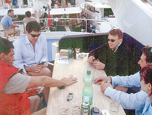 Прословутата снимка на яхтата на Спас Русев в Монако, на която седят Доктора, Милен Велчев и Пепи Амигоса