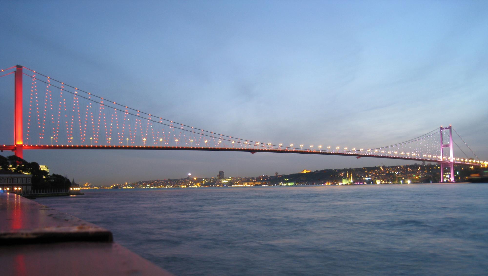 Босфорът с моста „Фатих Султан Мехмет“