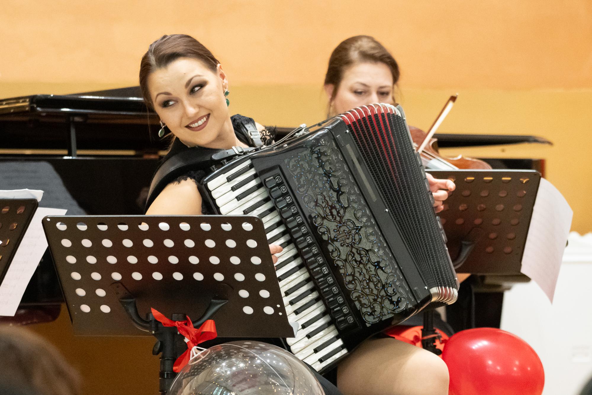 Вероника Тодорова: Най-добрата акордеонистка в света за 2014-а, която вместо Германия избра Дебнево