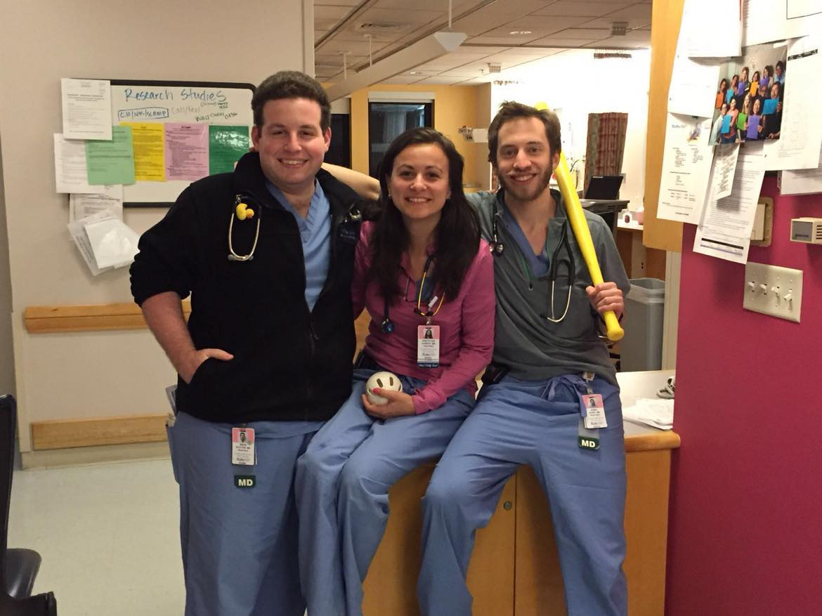 С колеги в болницата в Бостън, където специализира „Педиатрия“
