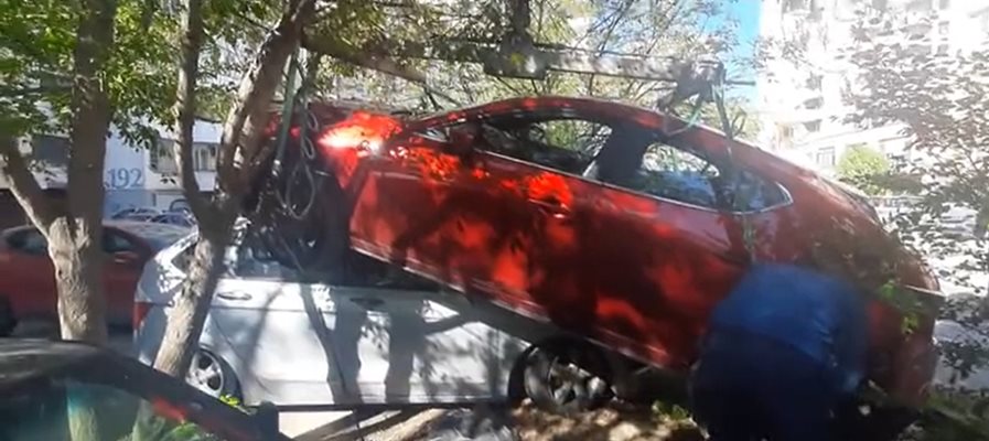 Жена обърка газта със спирачката и "паркира" върху друга кола
