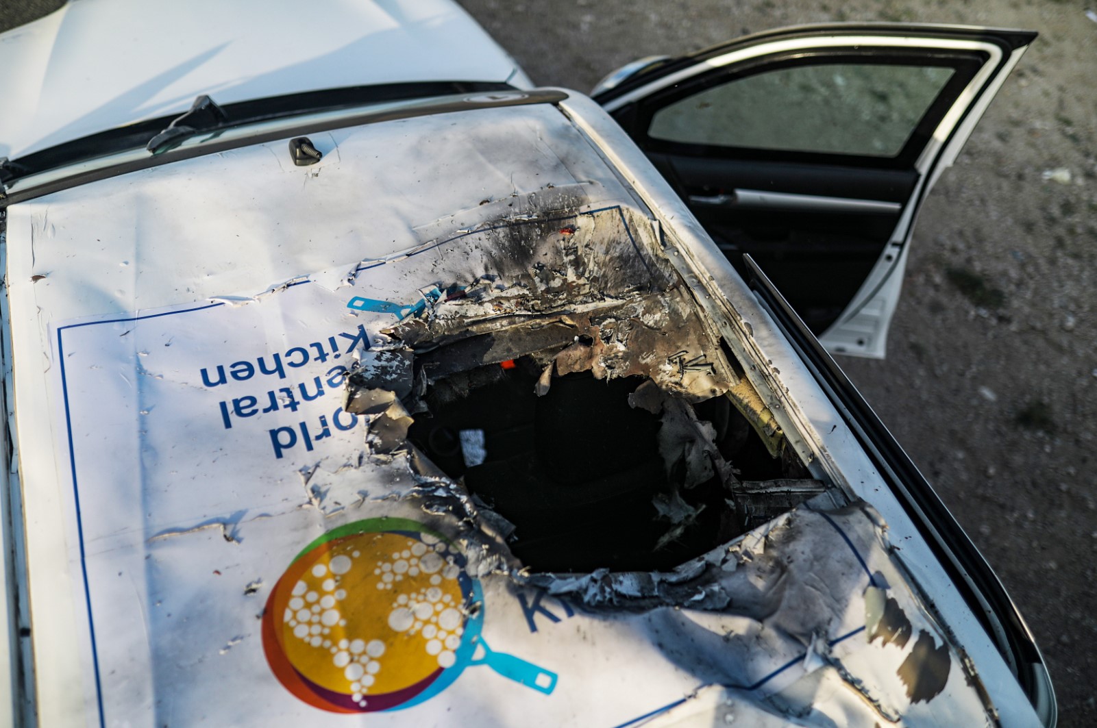Кола на организацията, чийто работници загинаха при израелски удар в Газа