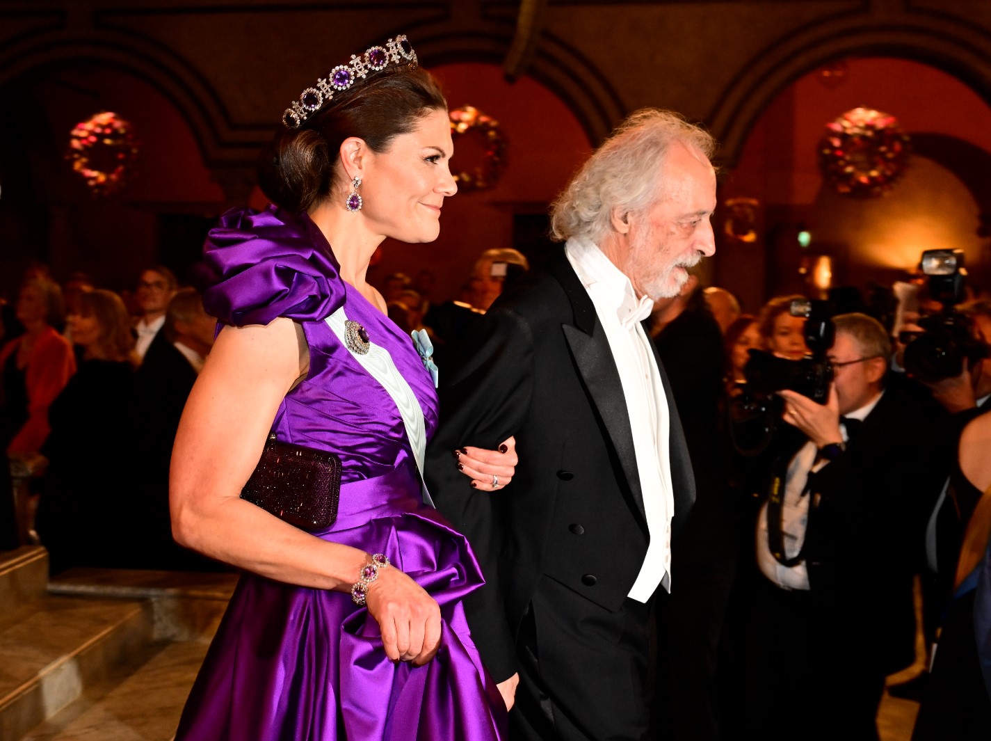 Шведската престолонаследничка Виктория и Нобеловият лауреат за физика за 2023 г. Пиер Агостини по време на Нобеловия банкет в кметството в Стокхолм