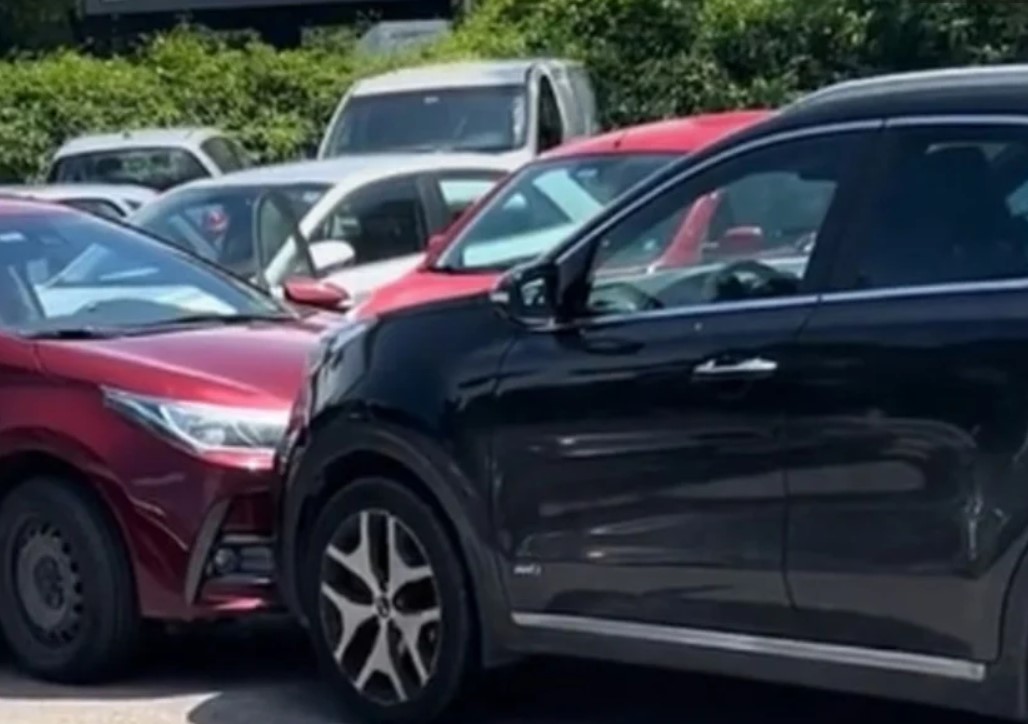 "Запуши изхода": Жена с джип опитва да изблъска "колежка" от паркинга на мол "Парадайз" (ВИДЕО)