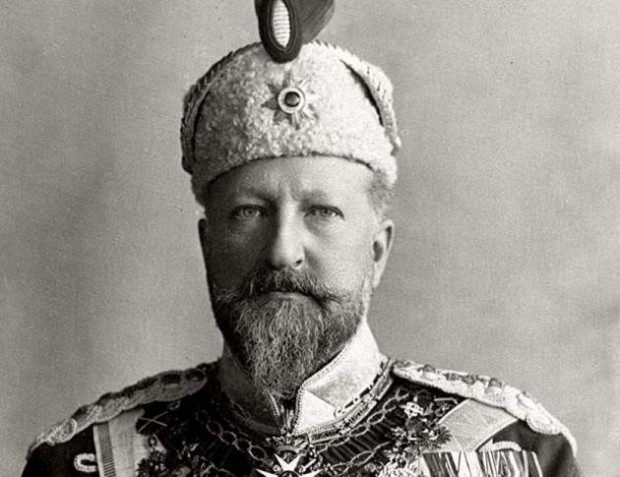 Цар Фердинанд се връща в България. Пренасят тленните му останки в двореца "Врана"
