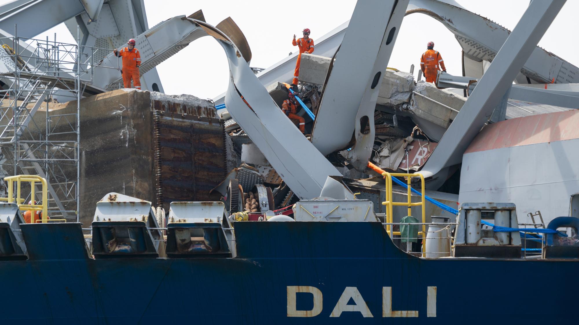 Екипажът на "Дали" - блокиран 7 седмици на кораба, който се разби в моста в Балтимор