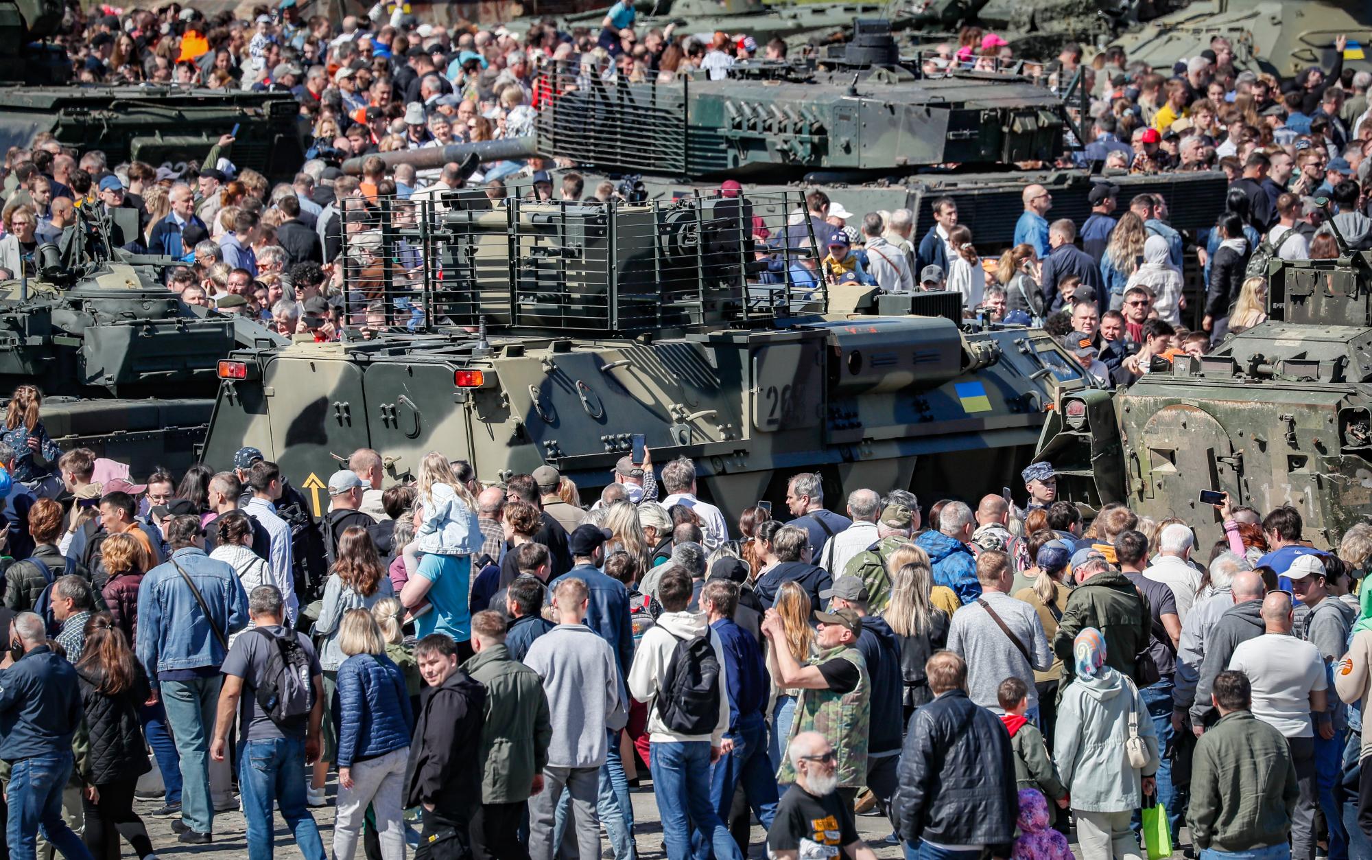 Руснаци се скупчиха в Москва, за да видят "що е то западна военна техника"