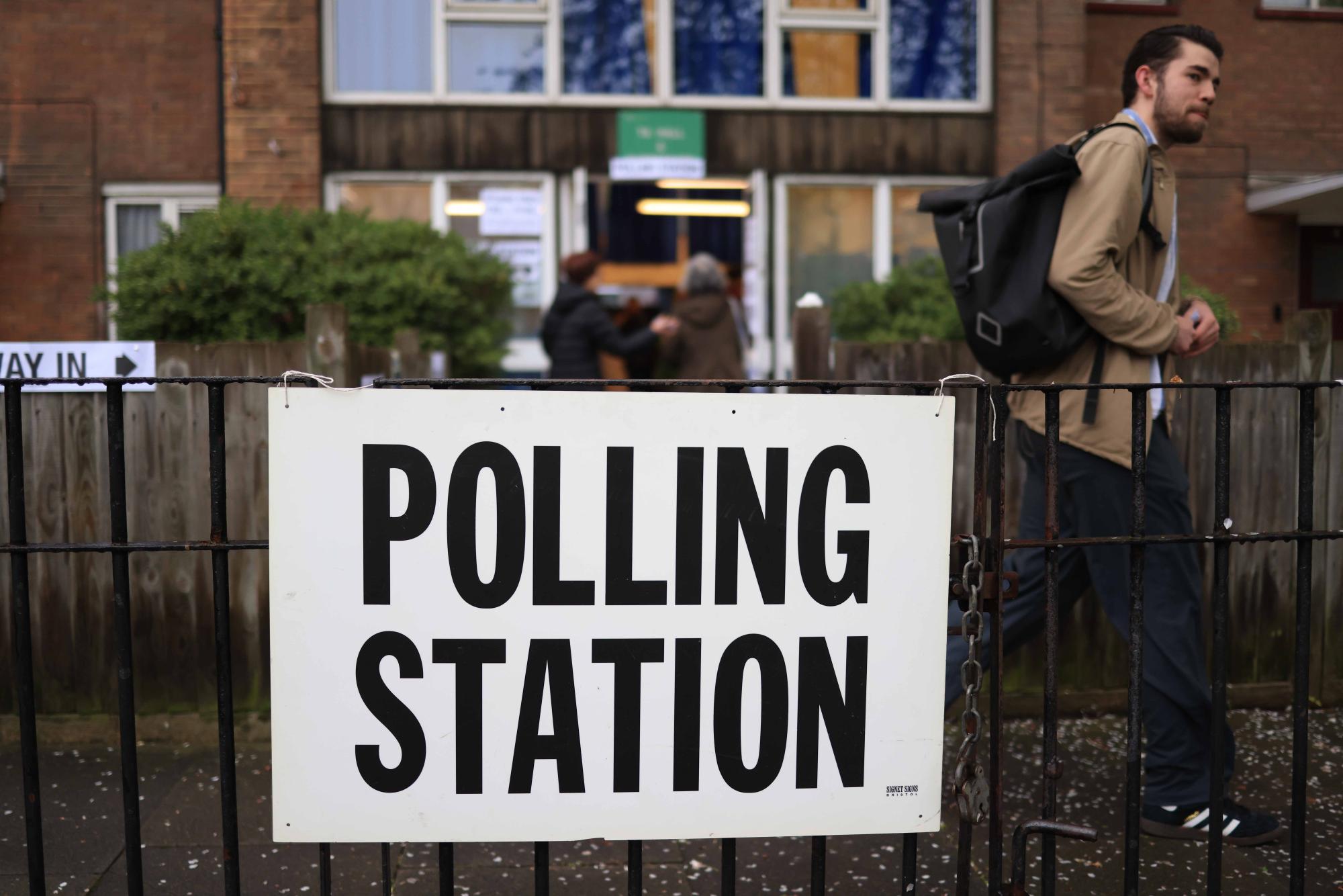 Милиони гласуват в Англия и Уелс. Губи ли Консервативната партия влияние на Острова?