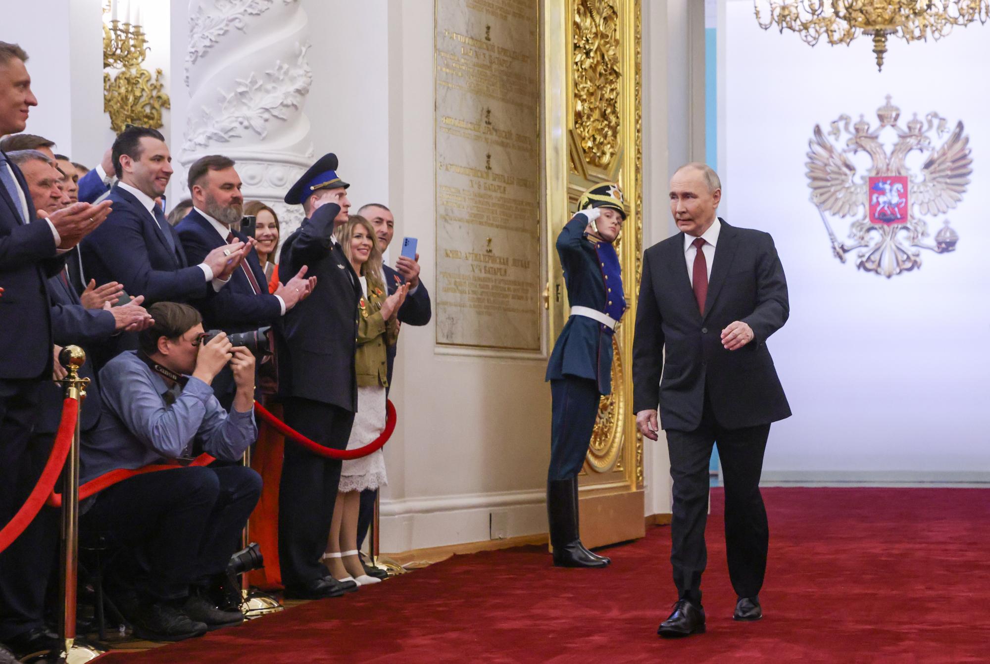 От КГБ до Кремъл: Диктаторът Путин положи клетва и обеща победа на руснаците (СНИМКИ)