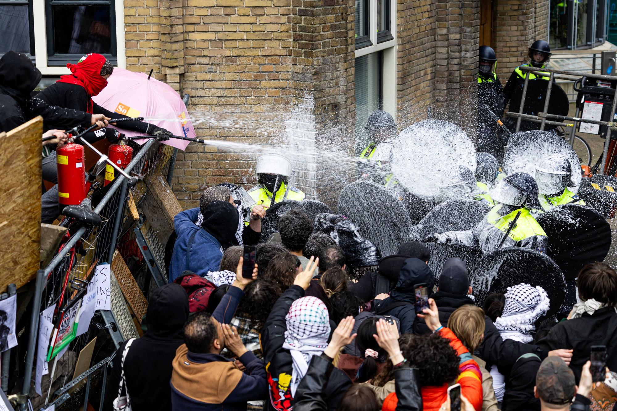 Пропалестинските протести се преместиха от САЩ в Европа: В Амстердам разбиха барикади с багер (ВИДЕО)