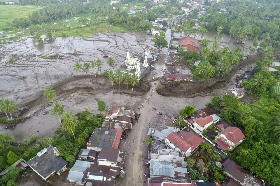 Силата на природата: Вулканът Ибу изригна, в това време наводнения взеха десетки жертви (ВИДЕО)