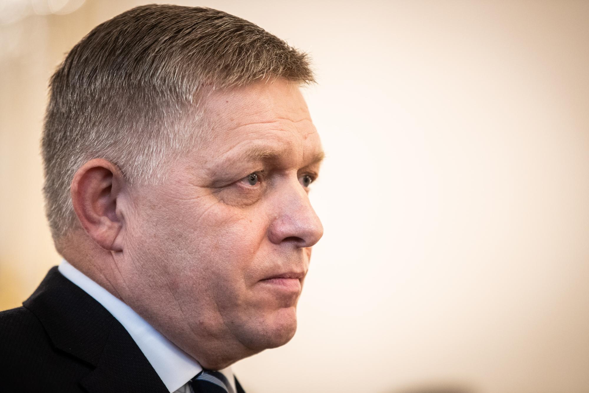 Какво е състоянието на простреляния премиер на Словакия?