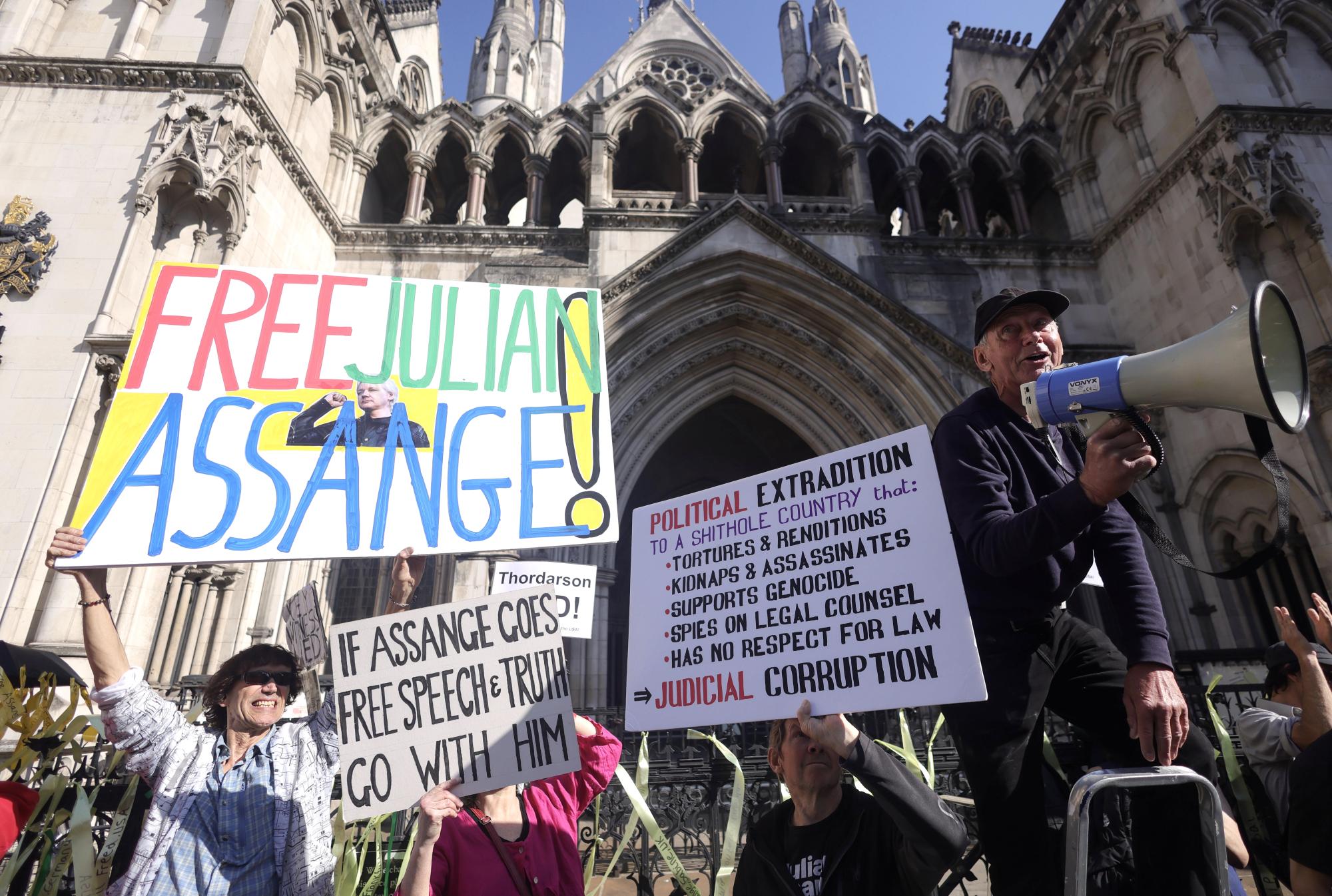 Съдебна победа: Джулиан Асандж спечели правото да обжалва екстрадирането си в САЩ