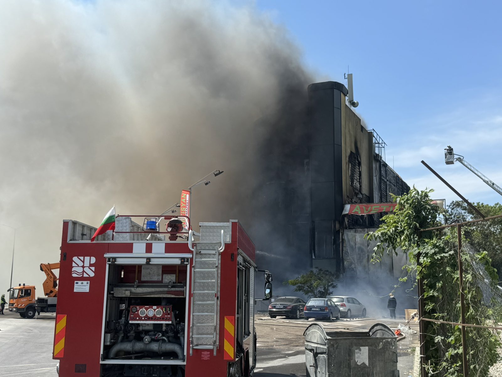Огромен пожар във Варна. Пет екипа гасят стихията