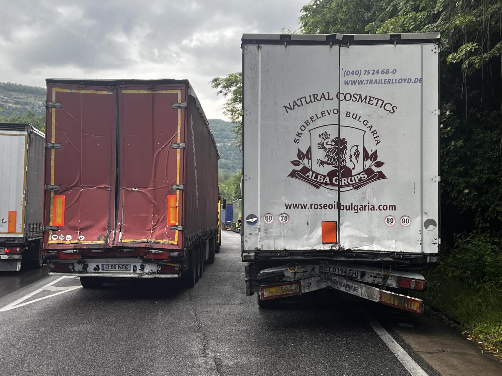 Верижна катастрофа с камиони затвори пътя Велико Търново - Русе