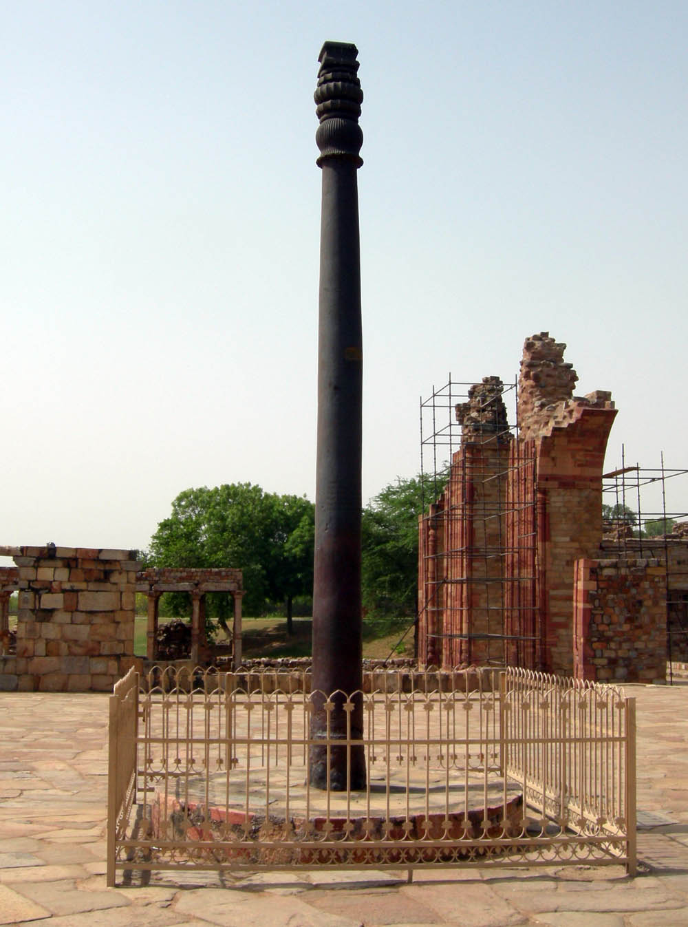 Древна желязна колона в Индия оцелява повече от хилядолетие без да ръждяса