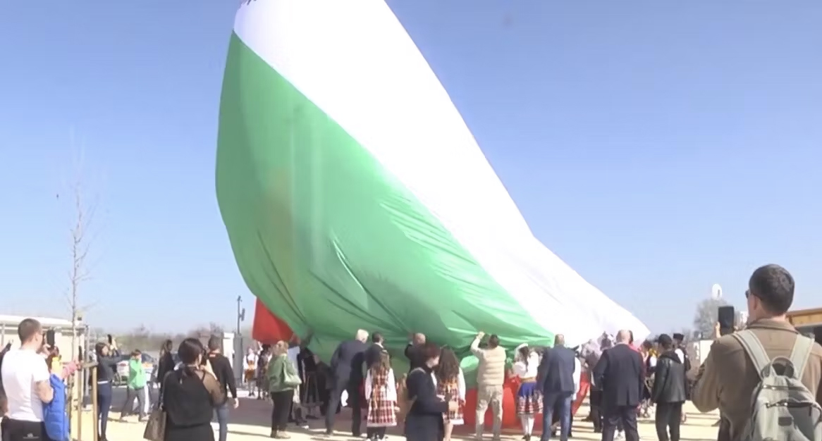 Нужни са средства за поддръжката на 70-метровия национален трибагреник от Чикаго