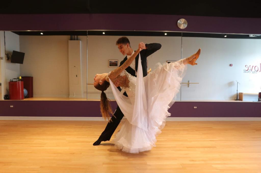 Отваря врати първата българска академия по латино и бални танци в Чикаго