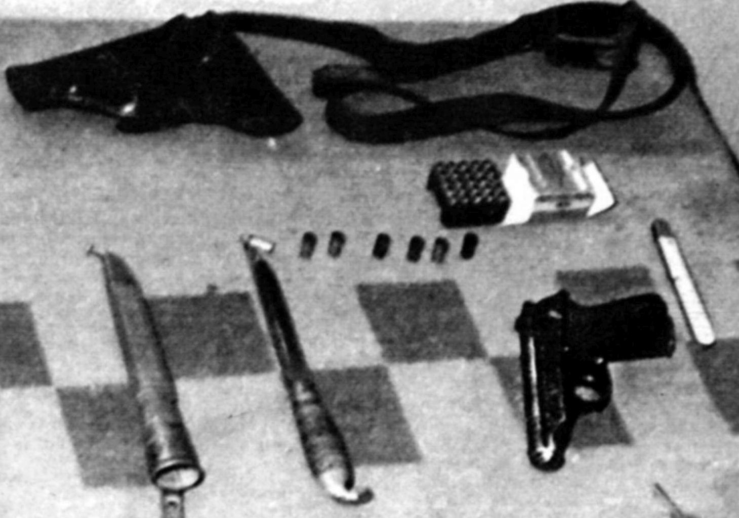 Пистолетът „Валтер“ и финландския нож, взети от Бранимир