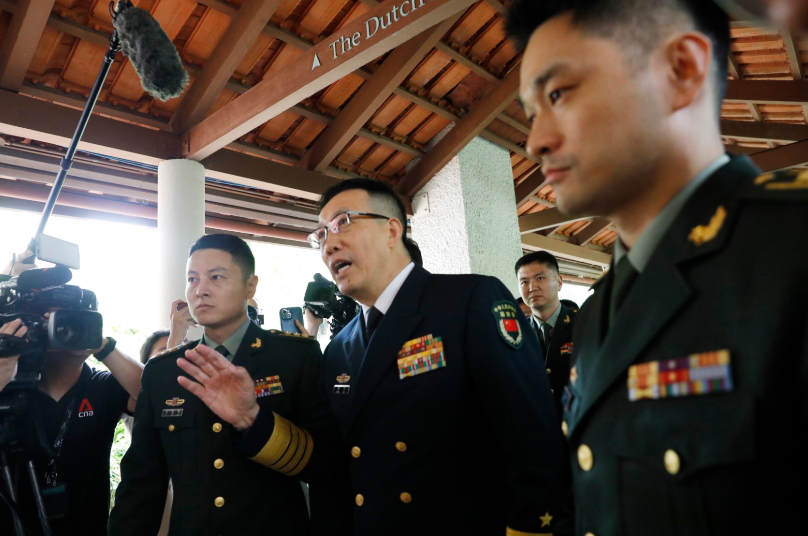 Китайският министър на отбраната Дун Цзюн (в средата)