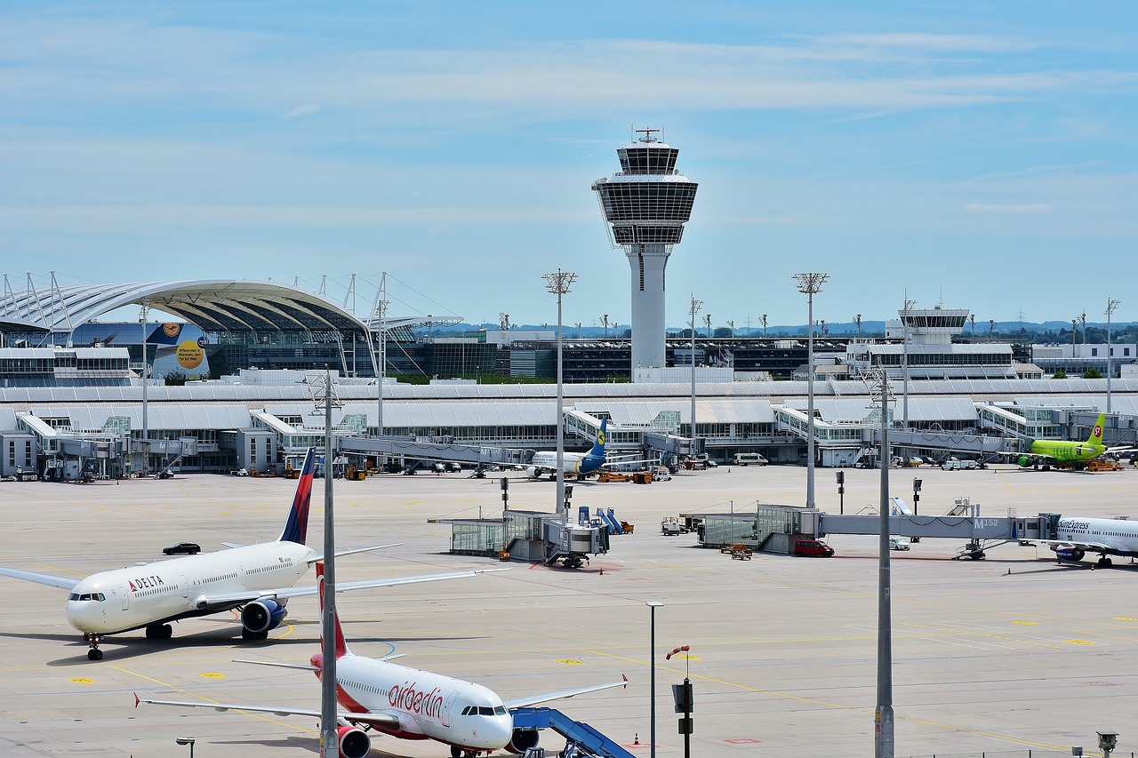 Екоактивисти се залепиха за пистата на летището в Мюнхен, блокираха десетки полети