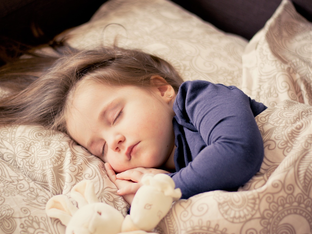 Бебета на приспивателни?: Какво поражда кризата с детския сън