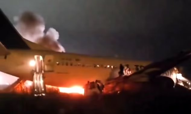 Инцидент след инцидент: Пасажери бягат от горящ Boeing (ВИДЕО, СНИМКИ)