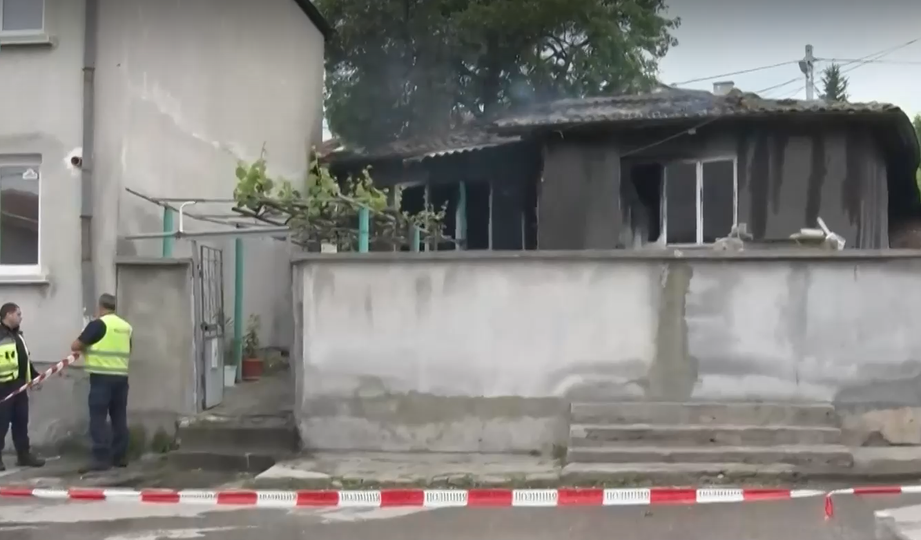 Баба от Хасково подпали къщата си, докато готви на внучето