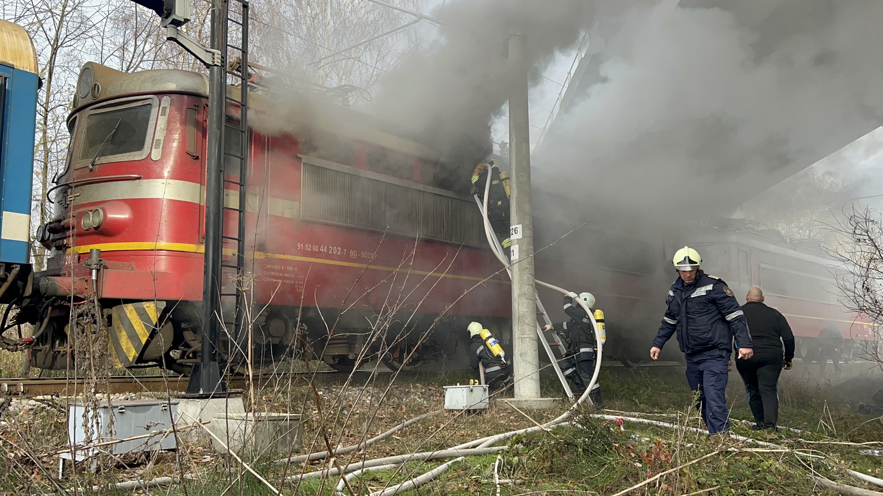 Товарен влак влачи камион 100 метра и го подпали
