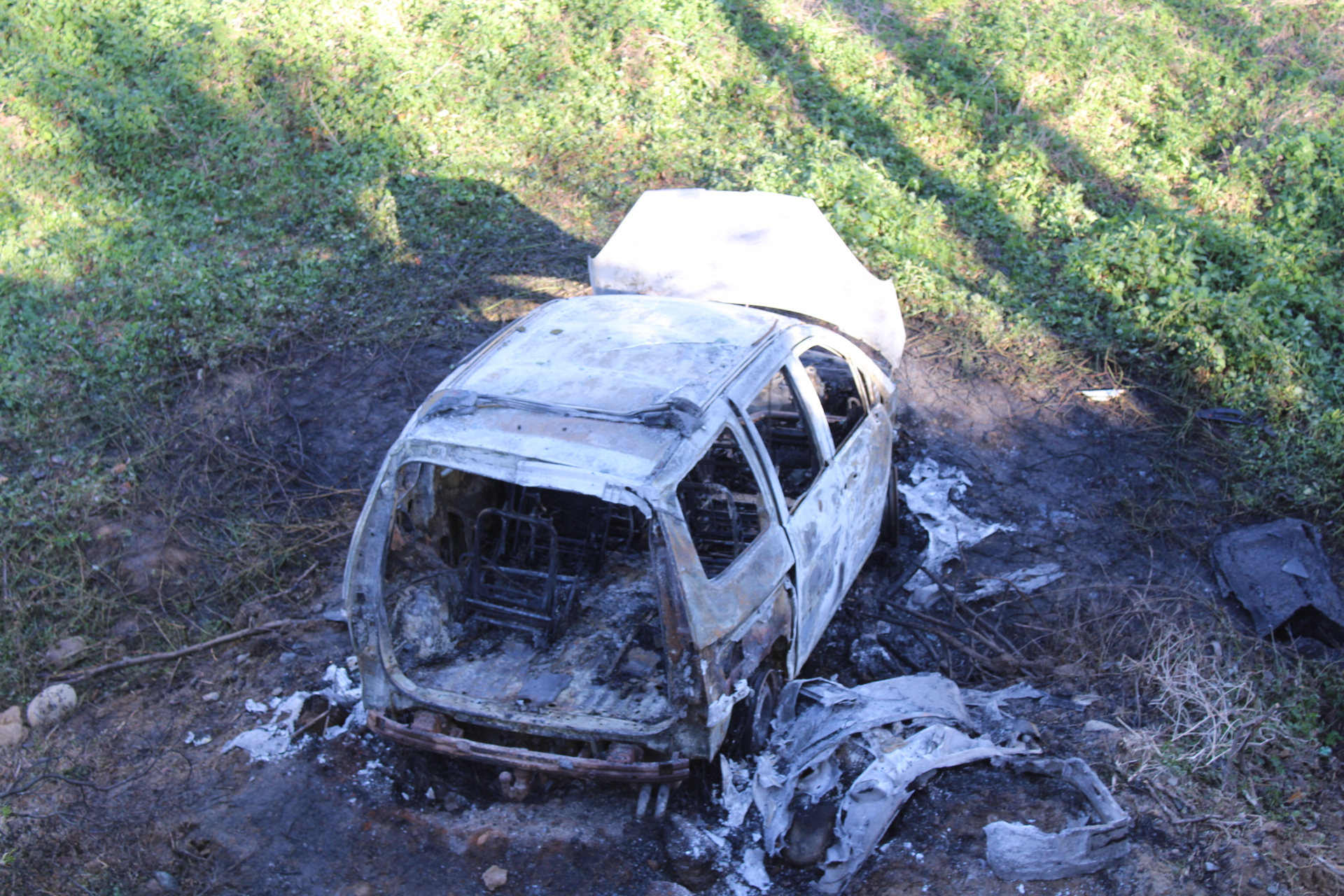 23-годишен шофьор катастрофира и изгоря в колата си