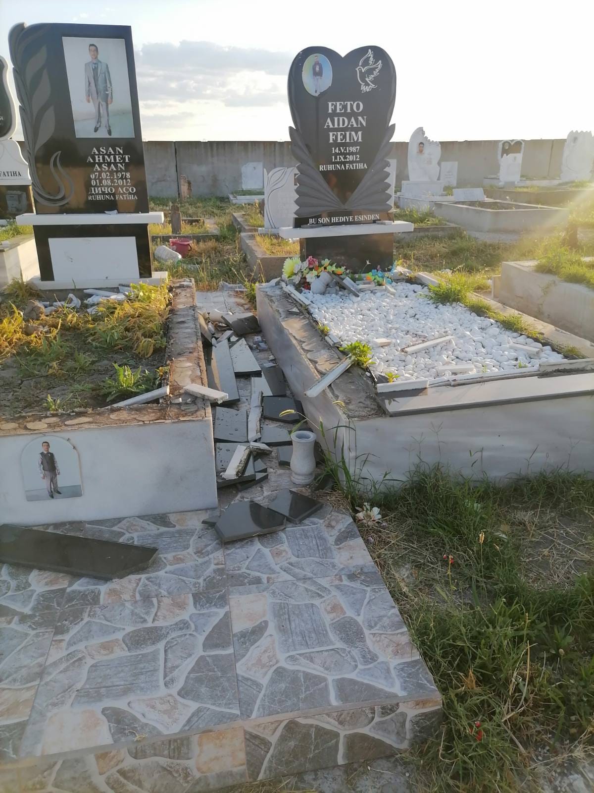 Деца изпочупиха 85 паметни плочи на гробищата в Нова Загора (СНИМКИ)