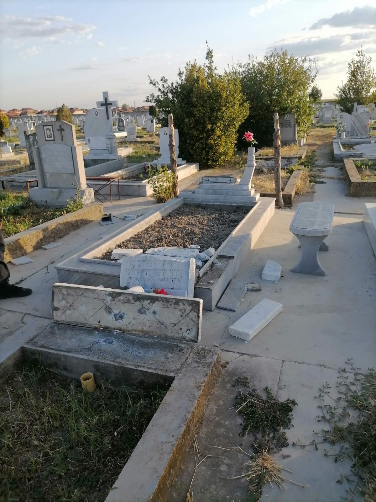Деца изпочупиха 85 паметни плочи на гробищата в Нова Загора (СНИМКИ)